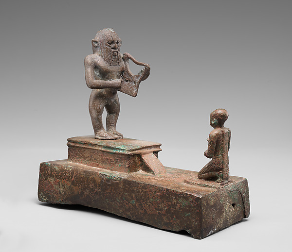 Group statue with a Bes-image plucking a lyre
