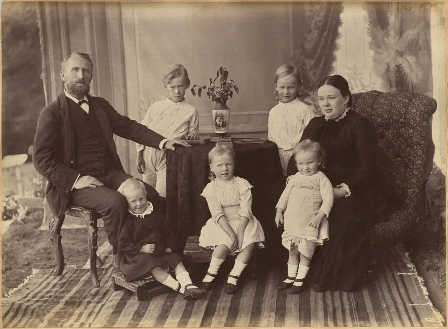 Mr. Robert Holtz and family (verso)